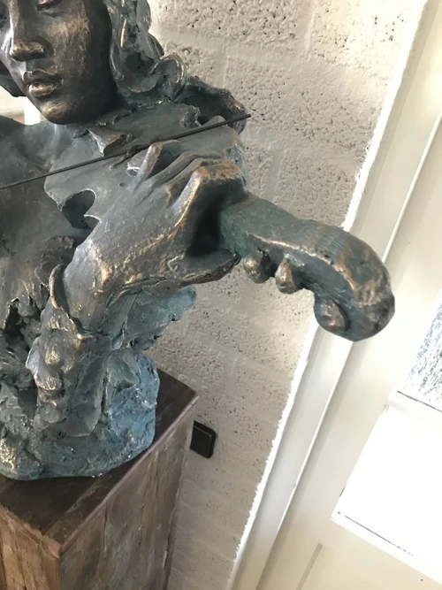 Schöner Torso eines Jazzmusikers mit einer Geige in Grün-Gold