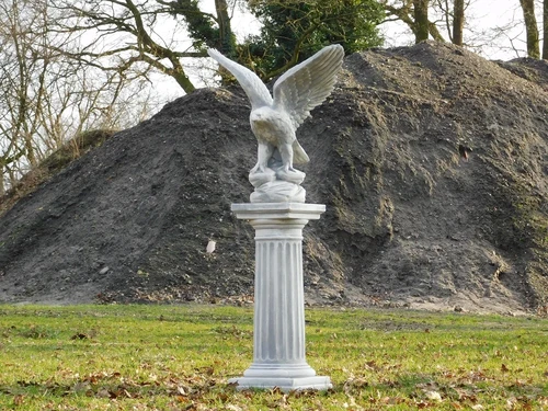 Eagle on pedestal - 130 cm - Stone