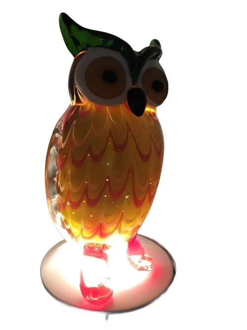 Beautiful glass owl, beautiful in color.