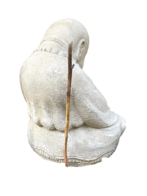Shaolin Monnik zittend biddend, vol steen