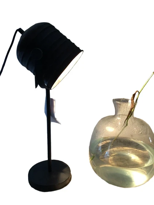 Industriële tafel- bureau lamp op stand en verstelbare metalen kap.