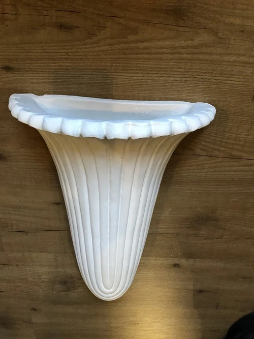 Mooie strakke wandlamp in wit ,terracotta steen zeer fraai, klassiek, Louis XIV.