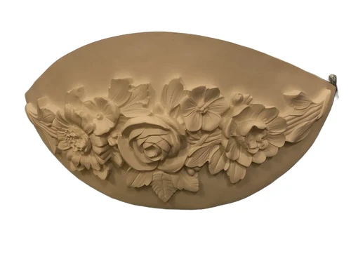 Mooie strakke wandlamp in wit terracotta steen , zeer fraai, klassiek.