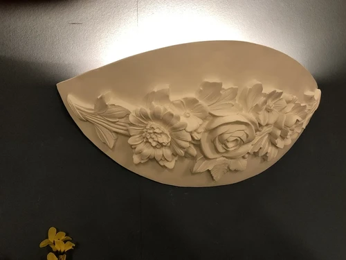 Mooie strakke wandlamp in wit terracotta steen , zeer fraai, klassiek.