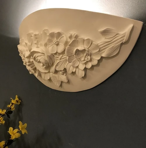 Mooie strakke wandlamp in wit terracotta steen , zeer fraai, klassiek.
