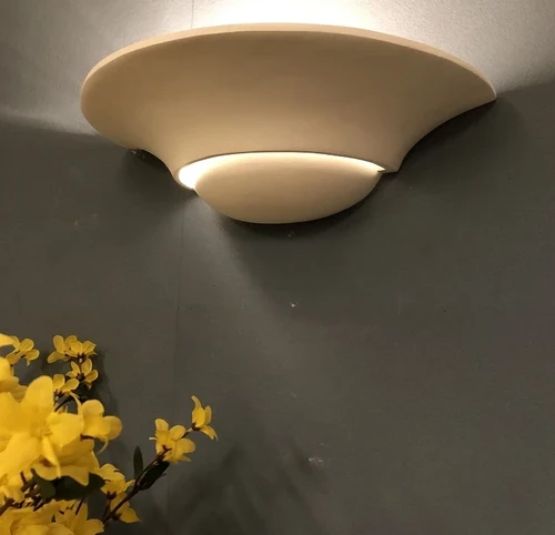 Mooie strakke wandlamp in wit terracotta steen, zeer fraai, modern.