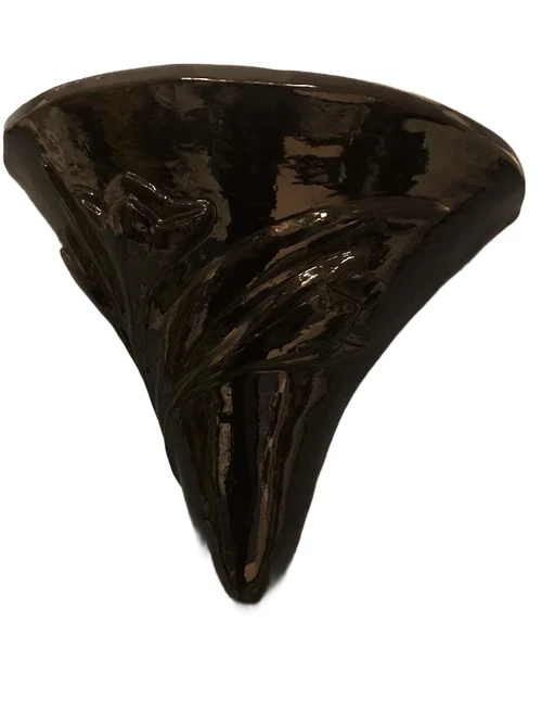 Mooie strakke wandlamp in zwart ,terracotta steen zeer fraai, art nouveau, jugendstyle.