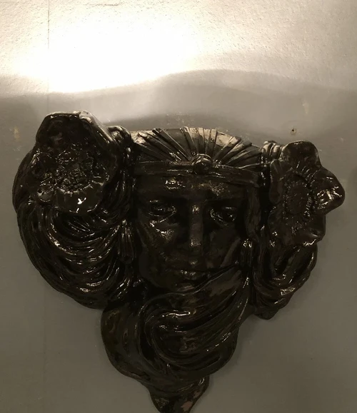 Mooie strakke wandlamp in zwart terracotta steen , zeer fraai, klassiek.