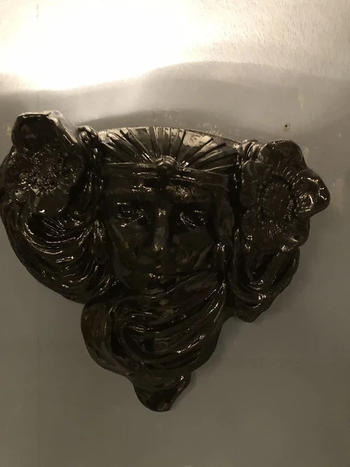 Mooie strakke wandlamp in zwart terracotta steen , zeer fraai, klassiek.