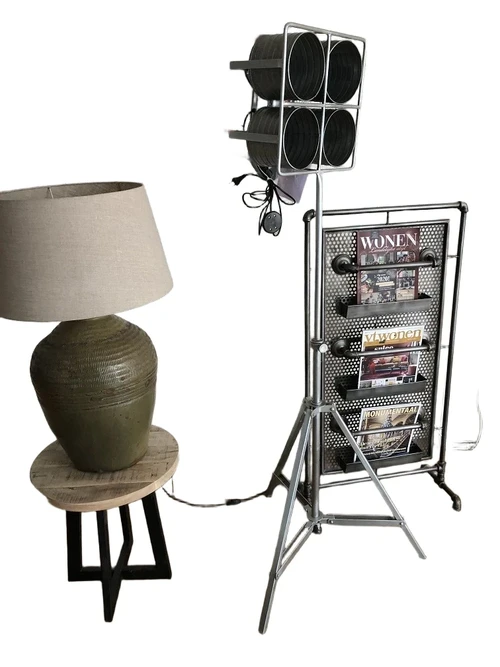 Prachtige industriële 4 spot-studio-film lamp op statief, zwaar uitgevoerd metaal kleur.