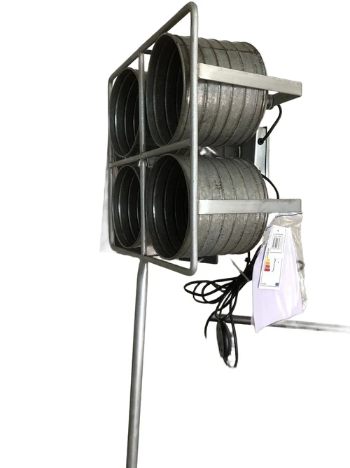 Prachtige industriële 4 spot-studio-film lamp op statief, zwaar uitgevoerd metaal kleur.