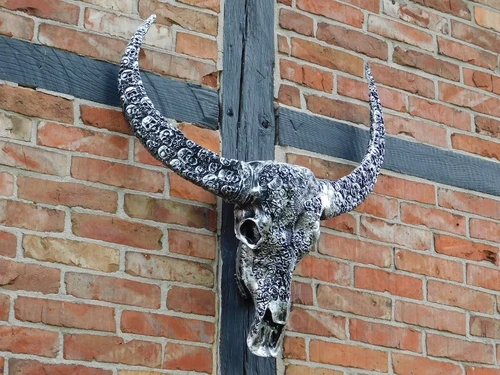 Stierkopf XL mit Schädeln – 85 x 80 cm – Polystone