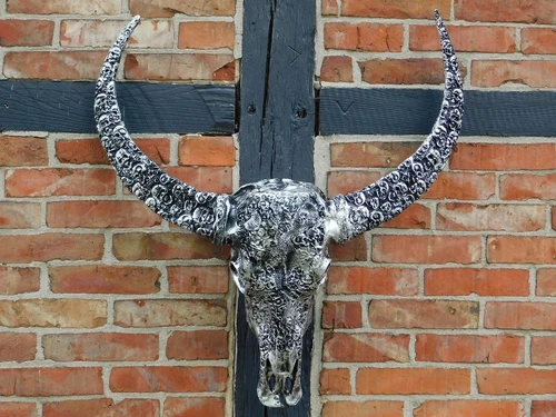 Stierkopf XL mit Schädeln – 85 x 80 cm – Polystone