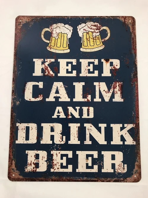 Schild mit der Aufschrift: ''KEEP CALM AND DRINK BEER'', schönes Schild!