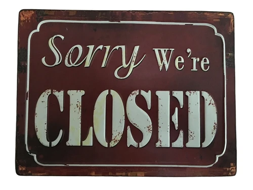 Metalen bord met prachtig geschilderde tekst: Sorry we're closed.