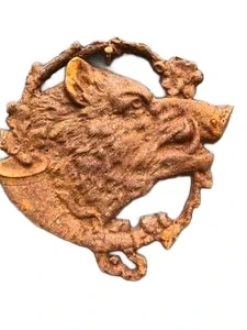 Wandornament wildzwijn met hoorn, gietijzer-rust