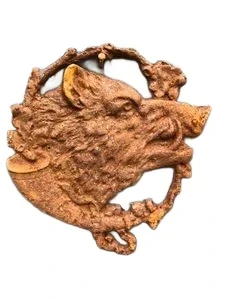 Wandornament wildzwijn met hoorn, gietijzer-rust