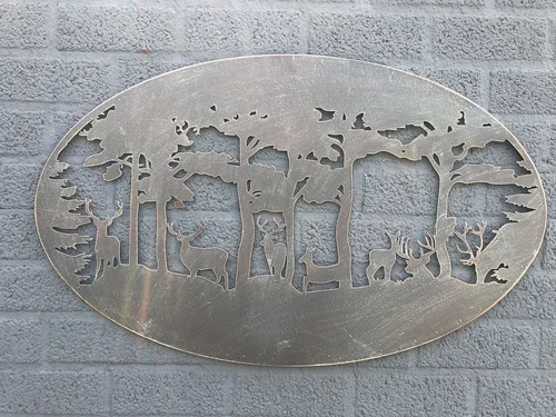 Wandornament, muurdecoratie metaal ovaal, herten in het bos.