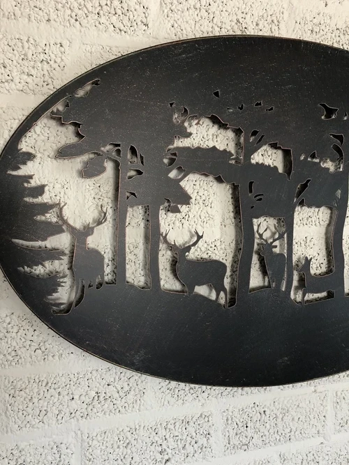Wandornament, muurdecoratie metaal ovaal, herten in het bos.