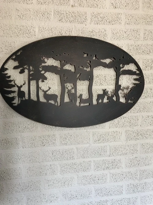 Wandornament, muurdecoratie metaal ovaal, herten in het bos.