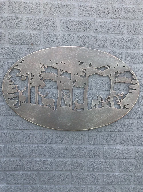 Wandornament, muurdecoratie metaal ovaal, herten in het bos.