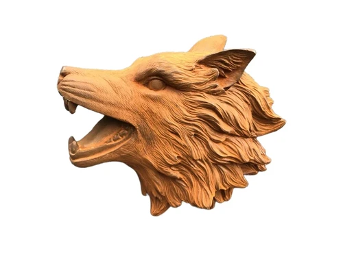 Wolvenkop, gietijzeren wandornament met een rustiek oppervlak