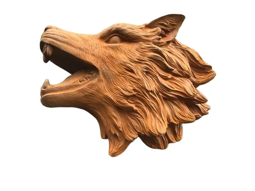 Wolvenkop, gietijzeren wandornament met een rustiek oppervlak