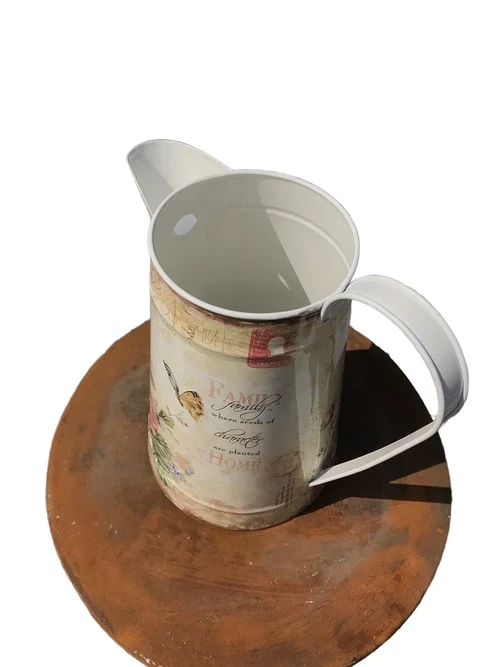 Großer Krug mit schönen Bildern, aus Metall