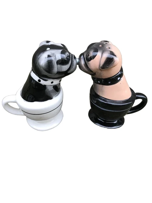 Zout en peper potjes, 2 kussende honden in kopjes, erg leuk!
