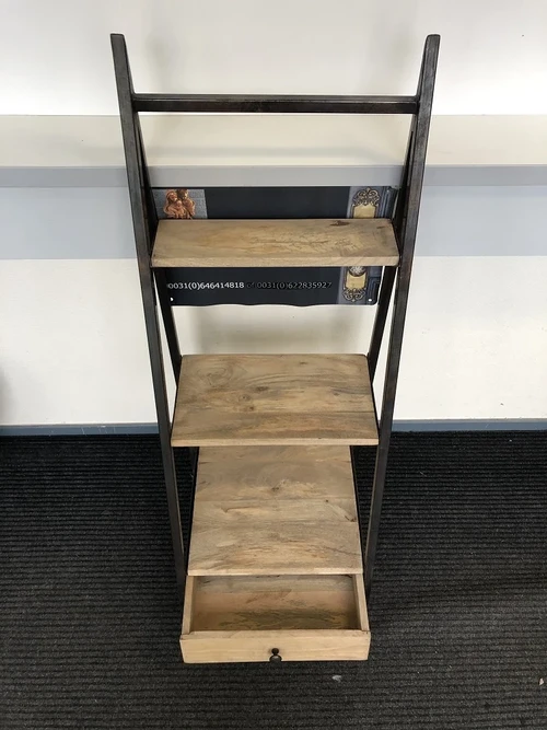 Display rack 3 etages, industrieel, 1 x la, metalen frame met hardhouten afwerking.