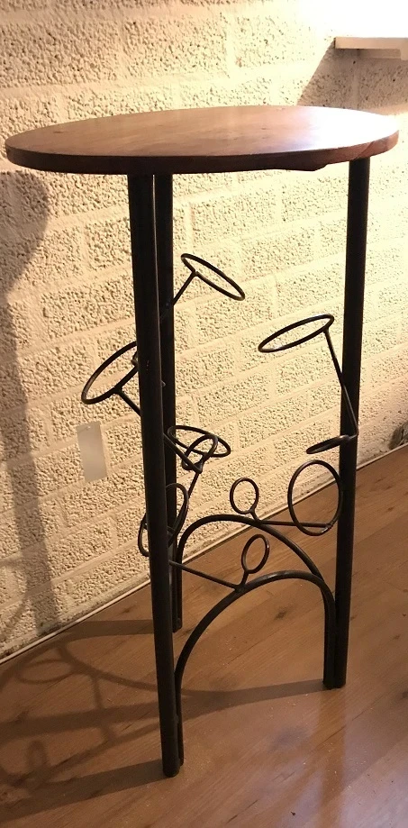 Een exclusieve wijn-bijzettafel, plek voor 6 flessen, gemaakt van ijzer en hout