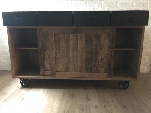 Fraai dressoir met 2 schuifdeuren en 4 lades, met ijzeren wielen