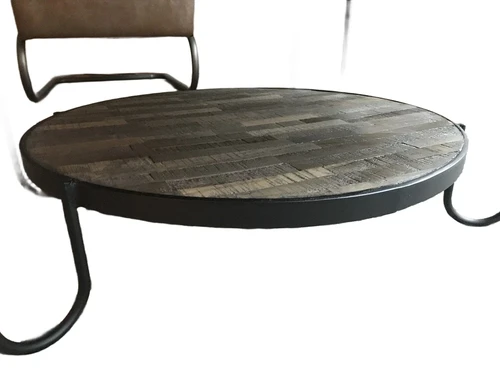 Fraaie robuuste salontafel, gemaakt van metaal en hout