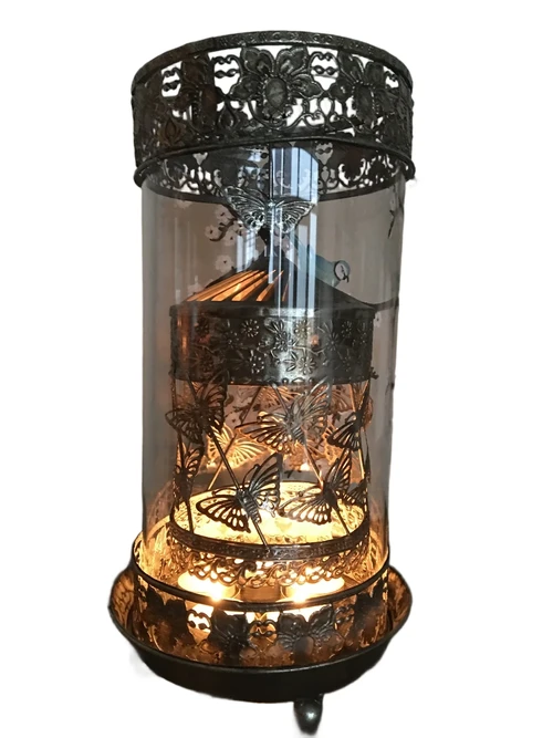 Prachtige metalen lantaarn met aparte draaiende vuurkap en geslepen glas.