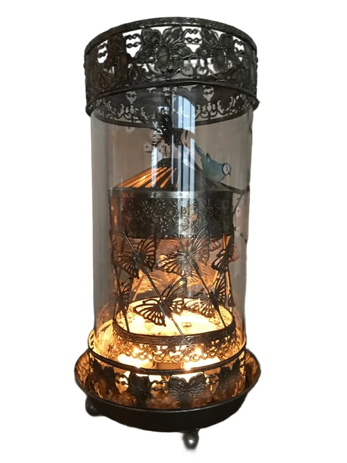 Prachtige metalen lantaarn met aparte draaiende vuurkap en geslepen glas.