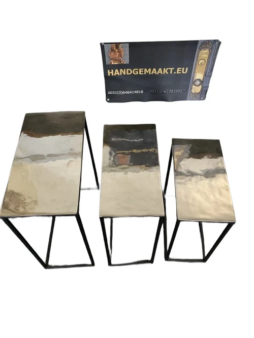 Set van 3 bijzettafels met rechthoekig nikkelen bladen.