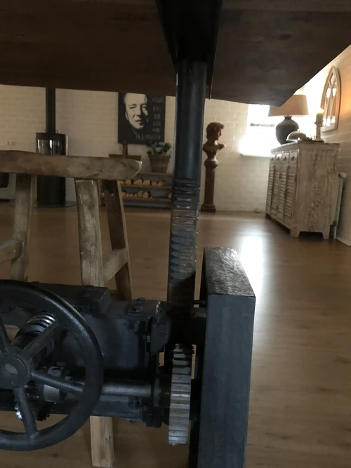 UNIEK EN HEEL FRAAI IS DEZE BOOMSTAMTAFEL MET GIETIJZEREN ONDERSTEL, IN HOOGTE DRAAIBAAR !!