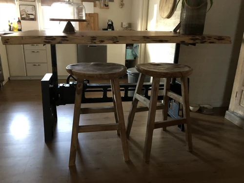 UNIEK EN HEEL FRAAI IS DEZE BOOMSTAMTAFEL MET GIETIJZEREN ONDERSTEL, IN HOOGTE DRAAIBAAR !!