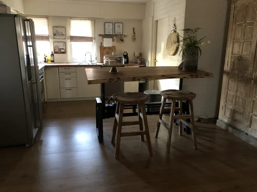 UNIEK EN HEEL FRAAI IS DEZE BOOMSTAMTAFEL MET GIETIJZEREN ONDERSTEL, IN HOOGTE DRAAIBAAR !!