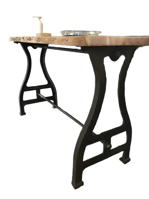 UNIEK EN HEEL FRAAI IS DEZE BOOMSTAMTAFEL MET GIETIJZEREN ONDERSTEL,.