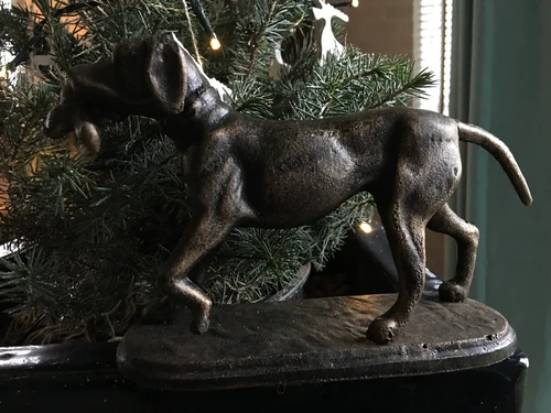 Hunting dog with prey in bronze-metal look.