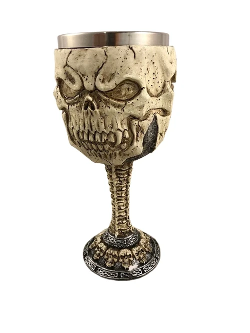 Prachtige kelk met doodskop tafereel en metalen drankbeker.