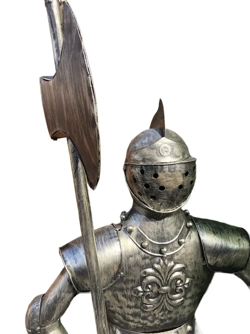 Beautiful knight, all metal-aluminum look, very beautiful.