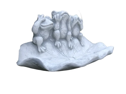 Wandornament steen, waterbad, vogelbad met 3 kikkers, horen, zien en zwijgen.