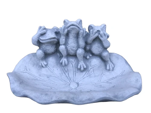 Wandornament steen, waterbad, vogelbad met 3 kikkers, horen, zien en zwijgen.