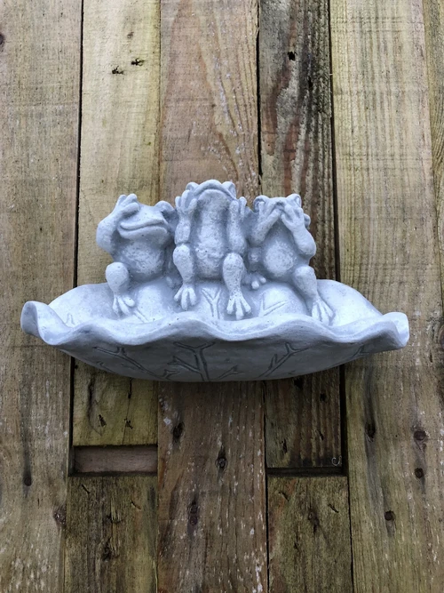 Wandornament steen, waterbad, vogelbad met 3 kikkers, horen, zien en zwijgen.