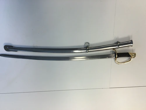Zwaard met metalen schede, zwaar uitgevoerd.