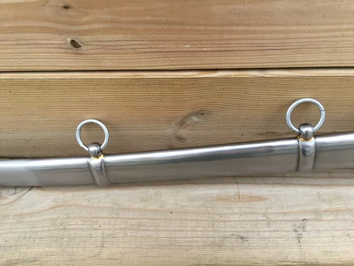 Zwaard met metalen schede, zwaar uitgevoerd.