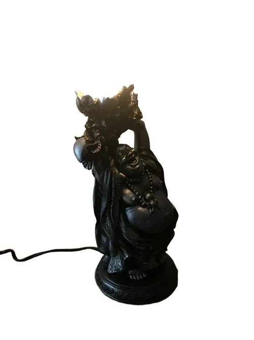 Buddha-Lampe, ganz besondere und exklusive Lampe in Form eines Buddhas, der die Kugel hält