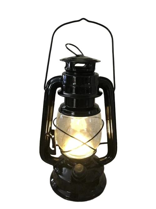Een antiek uitziende olie-storm-lamp metaal zwart met led verlichting.